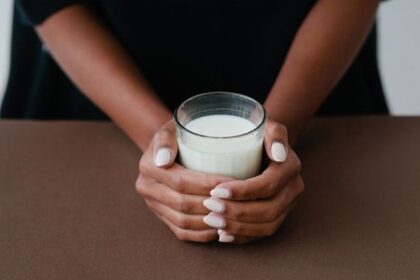 5 Manfaat Minum Susu Sebelum Tidur untuk Orang Dewasa