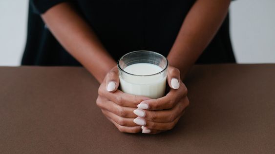 5 Manfaat Minum Susu Sebelum Tidur untuk Orang Dewasa