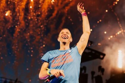 Chris Martin 'Coldplay' Pakai Beskap Buatan Brand Indonesia!
