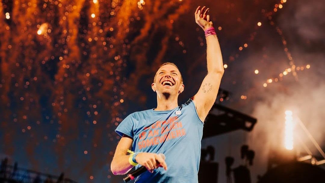 Chris Martin 'Coldplay' Pakai Beskap Buatan Brand Indonesia!