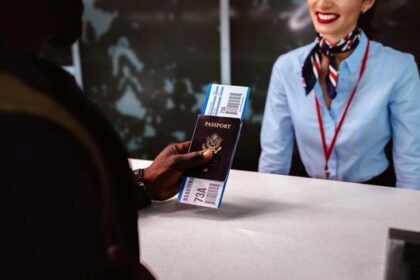 Mengunggah boarding pass di media sosial mungkin terlihat sepele, tetapi sebenarnya bisa sangat berbahaya. Boarding pass mengandung informasi pribadi yang sensitif, seperti nama lengkap, nomor penerbangan, dan kode bar atau QR yang bisa digunakan oleh orang yang tidak bertanggung jawab untuk mengakses detail penerbangan Anda.