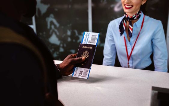 Mengunggah boarding pass di media sosial mungkin terlihat sepele, tetapi sebenarnya bisa sangat berbahaya. Boarding pass mengandung informasi pribadi yang sensitif, seperti nama lengkap, nomor penerbangan, dan kode bar atau QR yang bisa digunakan oleh orang yang tidak bertanggung jawab untuk mengakses detail penerbangan Anda.
