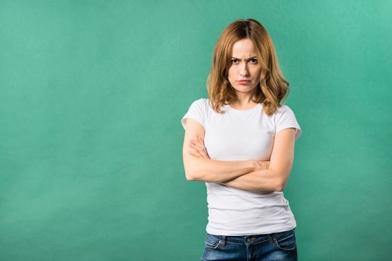 4 Alasan Jangan Menyilangkan Tangan Saat Mengobrol