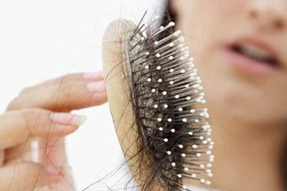 7 Kebiasaan Bikin Rambut Rontok Lebih Banyak, Sudah Tahu?