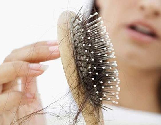 7 Kebiasaan Bikin Rambut Rontok Lebih Banyak, Sudah Tahu?