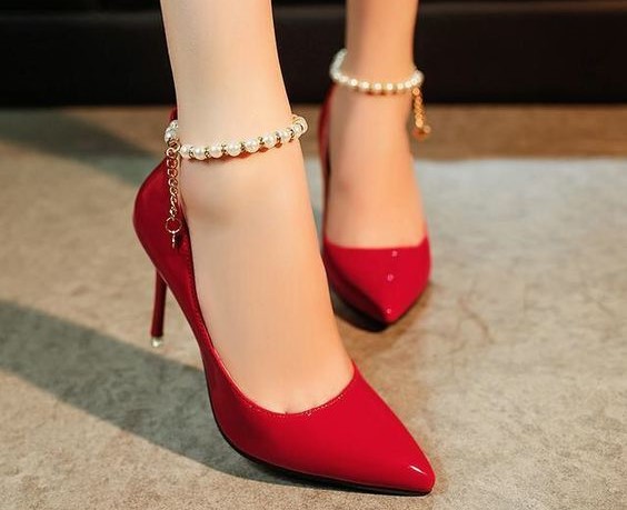 5 Bahaya Sering Gunakan High Heels untuk Beraktivitas