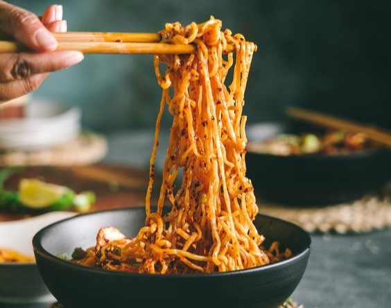 5 Dampak Konsumsi Makanan Pedas saat Perut Kosong