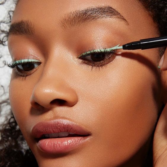 Model Eyeliner yang Sesuai dengan Bentuk Mata Kamu