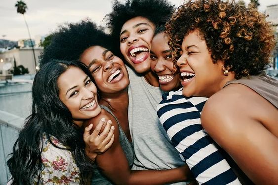 7 Bahasa Tubuh yang Membuatmu Terlihat Ramah