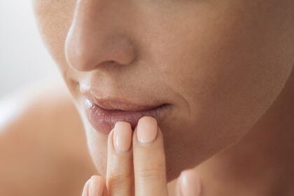 5 Kebiasaan Pemicu Bibir Gelap, Stop Lakukan Hal Ini!