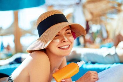 3 Cara Reapply Sunscreen di Atas Makeup, Cegah Sinar UV!
