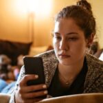 Mengenal Phubbing, Terlalu Asyik Bermain Media Sosial
