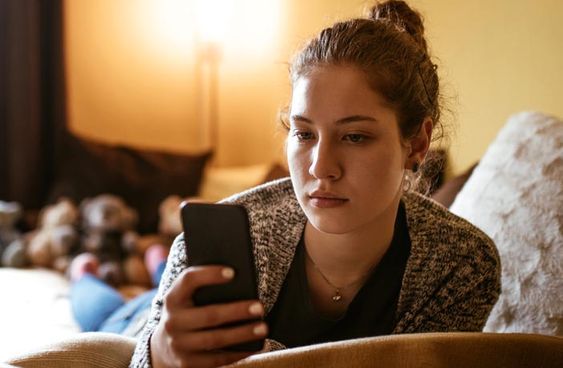 Mengenal Phubbing, Terlalu Asyik Bermain Media Sosial