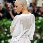 Sprei Sebelum hari Met Gala, tepatnya pada Minggu 5 Mei 2024, penyanyi Say So itu menyusuri kota New York hanya berbalut kain putih bak sprei. Dia tertangkap kamera sedang berjalan bersama desainer label Vetements, Guram Gvasalia. Bersama dengan kain sprei itu, perempuan bernama asli Amala Ratna Zandile Dlamini mengenakan pumps hitam dari Christian Louboutin. Handuk NEW YORK, NY - MAY 6: Doja Cat departs New York's luxury Mark Hotel on Monday (May 6) to head to the star-studded Met Gala in New York, United States on May 06, 2024. (Photo by Lokman Vural Elibol/Anadolu via Getty Images) Doja Cat pakai handuk/ Foto: Anadolu via Getty Images/Anadolu Busana nyeleneh berikutnya dikenakan sesaat sebelum berangkat ke Met Gala. Pada Senin (6/5), Doja Cat keluar dari Mark Hotel berbalut handuk putih lengkap dengan handuk serupa menggulung rambutnya. Kalung berlian dan platform heels turut dikenakan. Doja Cat percaya diri dalam penampilan seperti baru mandi itu lalu menuju Met Gala. Baca Juga : Kumpulan Momen Viral Met Gala 2024, Stray Kids Korban Roasting Fotografer hingga Kontroversi Kim Kardashian Kaus Basah Penampilan Doja Cat di Met Gala 2024 yang digelar di The Metropolitan Museum of Art, New York, Senin (6/5/2024) Doja Cat di Met Gala 2024/ Foto: Getty Images/Jamie McCarthy Penampilan dengan handuk berhasil mengecoh publik yang mengira itu adalah penampilan finalnya untuk ke Met Gala. Di green carpet, Doja Cat menyuguhkan gaya tak terduga, yakni wet look. Melekat pada dirinya adalah kaus putih panjang tampak basah serta riasan “menangis glitter” hasil karya makeup artist Jenna Kuchera dari Pat McGrath Labs. Kaus putih panjang yang dilumuri hair gel untuk beri tampilan basah dipadukannya dengan platform heels. Kalung berlian dilepaskan dari look itu. Kepada Entertainment Tonight Doja Cat mengungkap maksud di balik look tersebut yang dipilih untuk menyesuaikan dress code Garden of Time. “I know that people were going to do flowers but my flower of choice is the most used flower and it's cotton and so I wanted to do a white t-shirt also because a white T-shirt is timeless. It felt very poetic to chose this and I knew I wasn't going to blend in too much and I don't really like to blend in, so we went with this." (Saya tahu orang-orang akan menggunakan bunga tetapi bunga pilihan saya adalah bunga yang paling banyak digunakan dan itu adalah kapas, jadi saya ingin memakai kaus putih karena kaus putih tidak lekang oleh waktu. Rasanya sangat puitis memilih ini dan saya tahu saya tidak akan terlalu berbaur dan saya tidak terlalu suka berbaur, jadi kami memilih ini) Plastik Tidak berhenti di situ, outfit kontroversial berikutnya dikenakan Doja Cat setelah Met Gala. Doja Cat bepergian bersama Guram Gvasalia mengenakan dalaman warna kulit, lalu tubuhnya dibungkus plastik bening ukuran besar. High heels nude senada juga dikenakannya. Bagaimana tanggapanmu tentang outfit Doja Cat ini