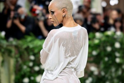 Sprei Sebelum hari Met Gala, tepatnya pada Minggu 5 Mei 2024, penyanyi Say So itu menyusuri kota New York hanya berbalut kain putih bak sprei. Dia tertangkap kamera sedang berjalan bersama desainer label Vetements, Guram Gvasalia. Bersama dengan kain sprei itu, perempuan bernama asli Amala Ratna Zandile Dlamini mengenakan pumps hitam dari Christian Louboutin. Handuk NEW YORK, NY - MAY 6: Doja Cat departs New York's luxury Mark Hotel on Monday (May 6) to head to the star-studded Met Gala in New York, United States on May 06, 2024. (Photo by Lokman Vural Elibol/Anadolu via Getty Images) Doja Cat pakai handuk/ Foto: Anadolu via Getty Images/Anadolu Busana nyeleneh berikutnya dikenakan sesaat sebelum berangkat ke Met Gala. Pada Senin (6/5), Doja Cat keluar dari Mark Hotel berbalut handuk putih lengkap dengan handuk serupa menggulung rambutnya. Kalung berlian dan platform heels turut dikenakan. Doja Cat percaya diri dalam penampilan seperti baru mandi itu lalu menuju Met Gala. Baca Juga : Kumpulan Momen Viral Met Gala 2024, Stray Kids Korban Roasting Fotografer hingga Kontroversi Kim Kardashian Kaus Basah Penampilan Doja Cat di Met Gala 2024 yang digelar di The Metropolitan Museum of Art, New York, Senin (6/5/2024) Doja Cat di Met Gala 2024/ Foto: Getty Images/Jamie McCarthy Penampilan dengan handuk berhasil mengecoh publik yang mengira itu adalah penampilan finalnya untuk ke Met Gala. Di green carpet, Doja Cat menyuguhkan gaya tak terduga, yakni wet look. Melekat pada dirinya adalah kaus putih panjang tampak basah serta riasan “menangis glitter” hasil karya makeup artist Jenna Kuchera dari Pat McGrath Labs. Kaus putih panjang yang dilumuri hair gel untuk beri tampilan basah dipadukannya dengan platform heels. Kalung berlian dilepaskan dari look itu. Kepada Entertainment Tonight Doja Cat mengungkap maksud di balik look tersebut yang dipilih untuk menyesuaikan dress code Garden of Time. “I know that people were going to do flowers but my flower of choice is the most used flower and it's cotton and so I wanted to do a white t-shirt also because a white T-shirt is timeless. It felt very poetic to chose this and I knew I wasn't going to blend in too much and I don't really like to blend in, so we went with this." (Saya tahu orang-orang akan menggunakan bunga tetapi bunga pilihan saya adalah bunga yang paling banyak digunakan dan itu adalah kapas, jadi saya ingin memakai kaus putih karena kaus putih tidak lekang oleh waktu. Rasanya sangat puitis memilih ini dan saya tahu saya tidak akan terlalu berbaur dan saya tidak terlalu suka berbaur, jadi kami memilih ini) Plastik Tidak berhenti di situ, outfit kontroversial berikutnya dikenakan Doja Cat setelah Met Gala. Doja Cat bepergian bersama Guram Gvasalia mengenakan dalaman warna kulit, lalu tubuhnya dibungkus plastik bening ukuran besar. High heels nude senada juga dikenakannya. Bagaimana tanggapanmu tentang outfit Doja Cat ini