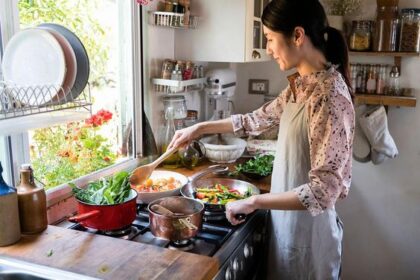 Pro Kontra Ibu-Ibu Tim Masak Lauk atau Beli Lauk