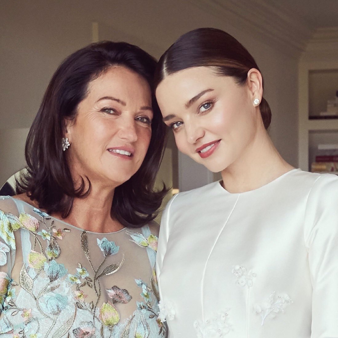 6 Seleb Hollywood Rayakan International Mother's Day