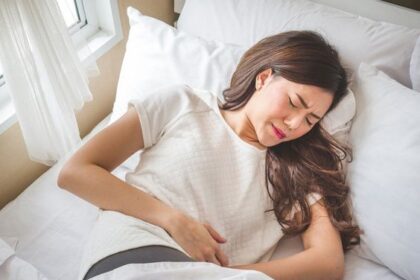 4 Gerakan Yoga untuk Meredakan Nyeri Haid, Yuk Ikuti!