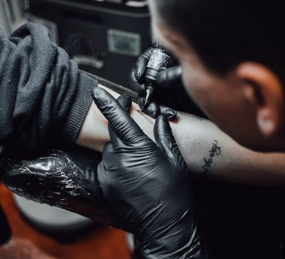 7 Bagian Tubuh Tidak Boleh Ditato, Bisa Bikin Luka dan Keloid!