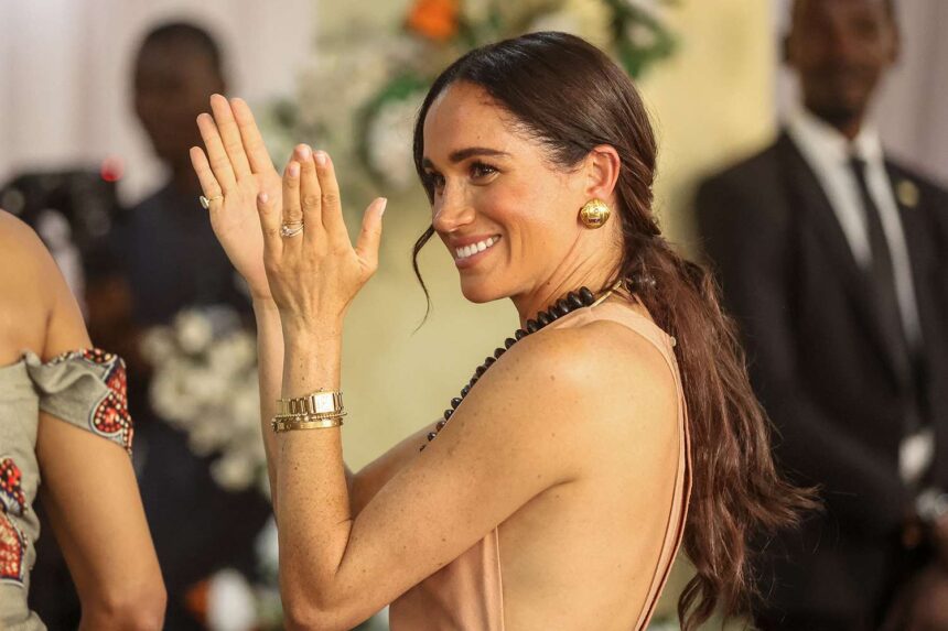 Meghan Markle Pakai Gaun Bernama Windsor Saat ke Nigeria