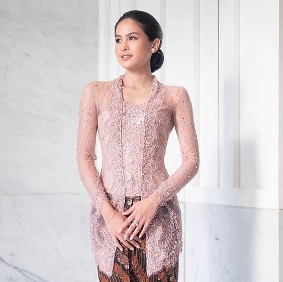 5 Referensi Kebaya Wisuda yang Simple dan Elegan