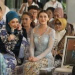 Kebaya Brokat Mewah Serba Biru Aaliyah Massaid saat Lamaran