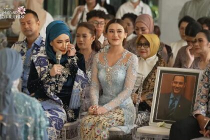 Kebaya Brokat Mewah Serba Biru Aaliyah Massaid saat Lamaran