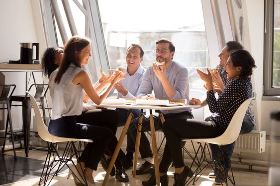 Tips Memulai Percakapan dengan Rekan Kerja di Kantor Baru