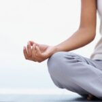 7 Gerakan Yoga Simple Mampu Menenangkan Pikiran, Yuk Coba!