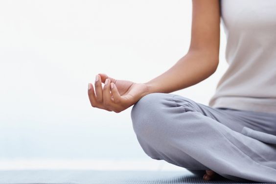 7 Gerakan Yoga Simple Mampu Menenangkan Pikiran, Yuk Coba!