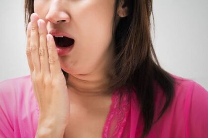 Penyebab Bau Mulut Saat Bangun Tidur dan Cara Mengatasinya