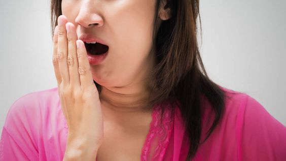Penyebab Bau Mulut Saat Bangun Tidur dan Cara Mengatasinya