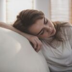 5 Alasan Seseorang Suka Memendam Perasaan