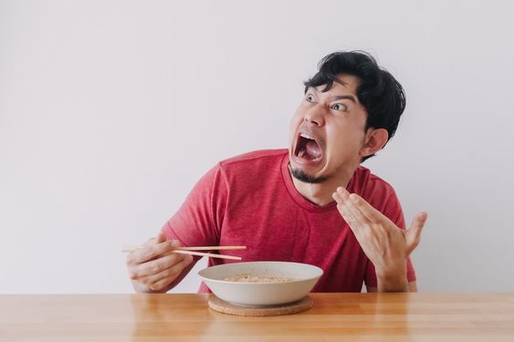 6 Reaksi Tubuh Jika Makan Pedas Setiap Hari, Waspadai!