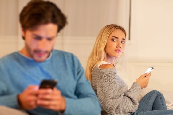 4 Cara Cerdik Mengungkap Perselingkuhan oleh Pasangan