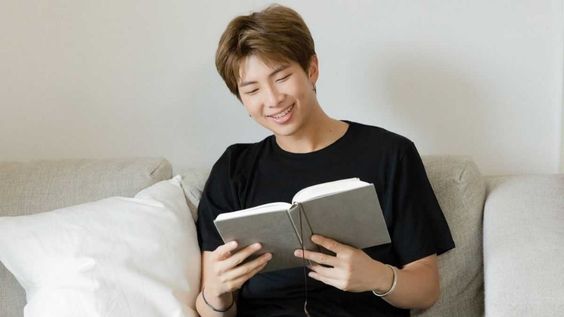 3 Rekomendasi Buku Bacaan RM BTS, Pengisi Waktu Luang!