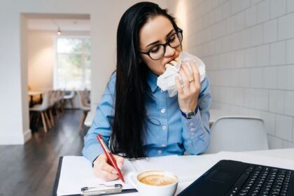 Kebiasaan Makan Siang yang Bikin Berat Badan Cepat Naik