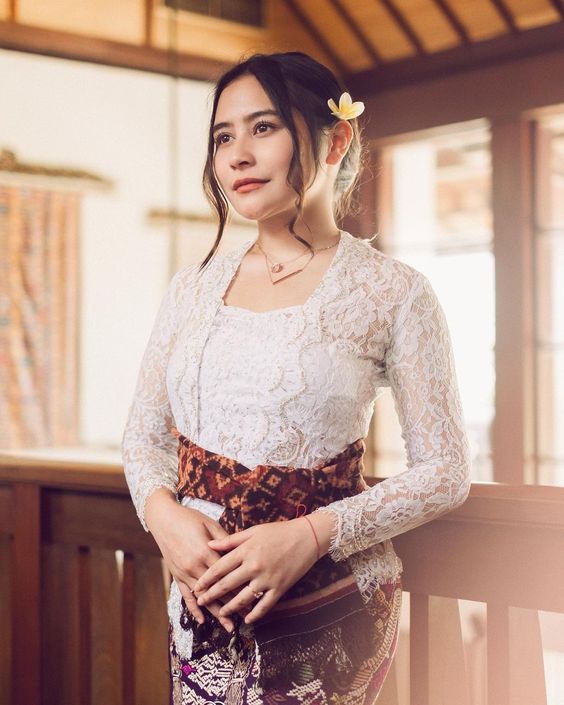 4 Kain Tradisional Cocok untuk Padu Padan Kebayamu!