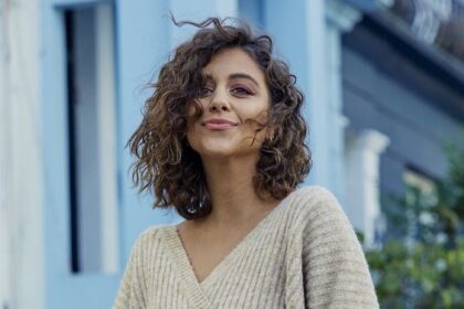 7 Rekomendasi Styling Rambut Keriting, Bikin Makin Cute!