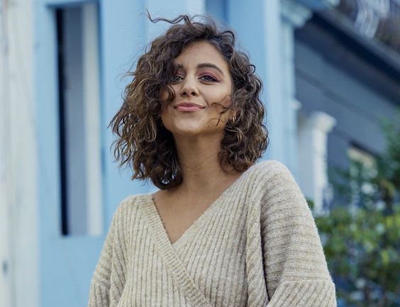 7 Rekomendasi Styling Rambut Keriting, Bikin Makin Cute!