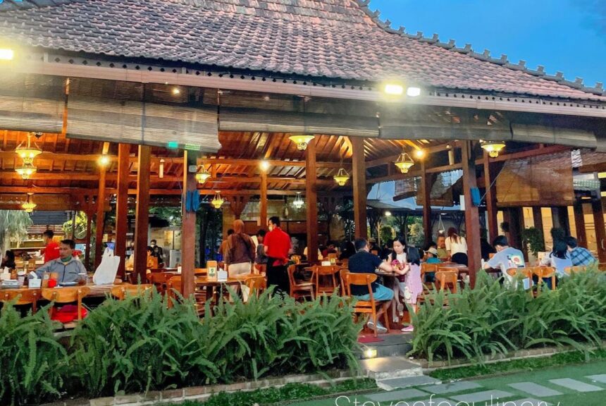 Rekomendasi Restoran Rumah Joglo di Bandung, Yuk Catat!