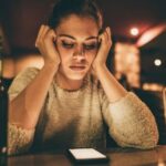 5 Zodiak yang Selalu Merasa FOMO, Kamu Termasuk?