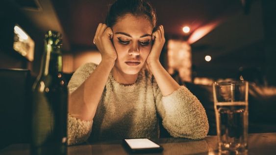 5 Zodiak yang Selalu Merasa FOMO, Kamu Termasuk?