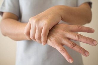 7 Penyebab Tangan Sering Tremor, Tak Boleh Diabaikan!