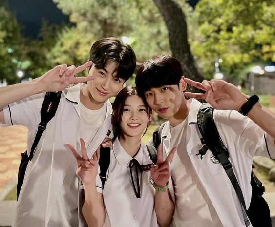 5 Film Bertemakan Cinta Segitiga di Netflix, Bikin Gregetan!