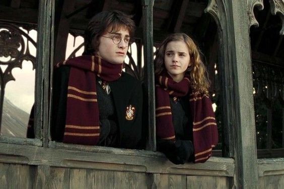 Benarkah Seragam Hogwarts Terinspirasi dari Jubah di Portugal?