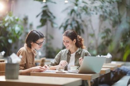 5 Bahasa Tubuh Ala Perempuan Sukses, Tampil Percaya Diri!
