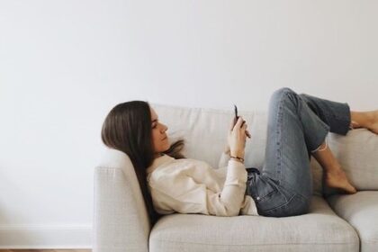 3 Zodiak yang Butuh Detoks Dopamin, Puasa Gadget Sementara!
