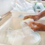 5 Bahan Ampuh Penghilang Noda Minyak di Wadah Plastik