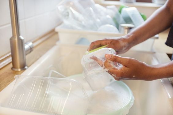 5 Bahan Ampuh Penghilang Noda Minyak di Wadah Plastik